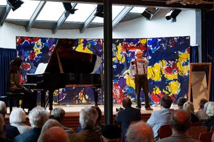 Ein Bild, das Konzert, Kleidung, Im Haus, Mann enthlt.

Automatisch generierte Beschreibung